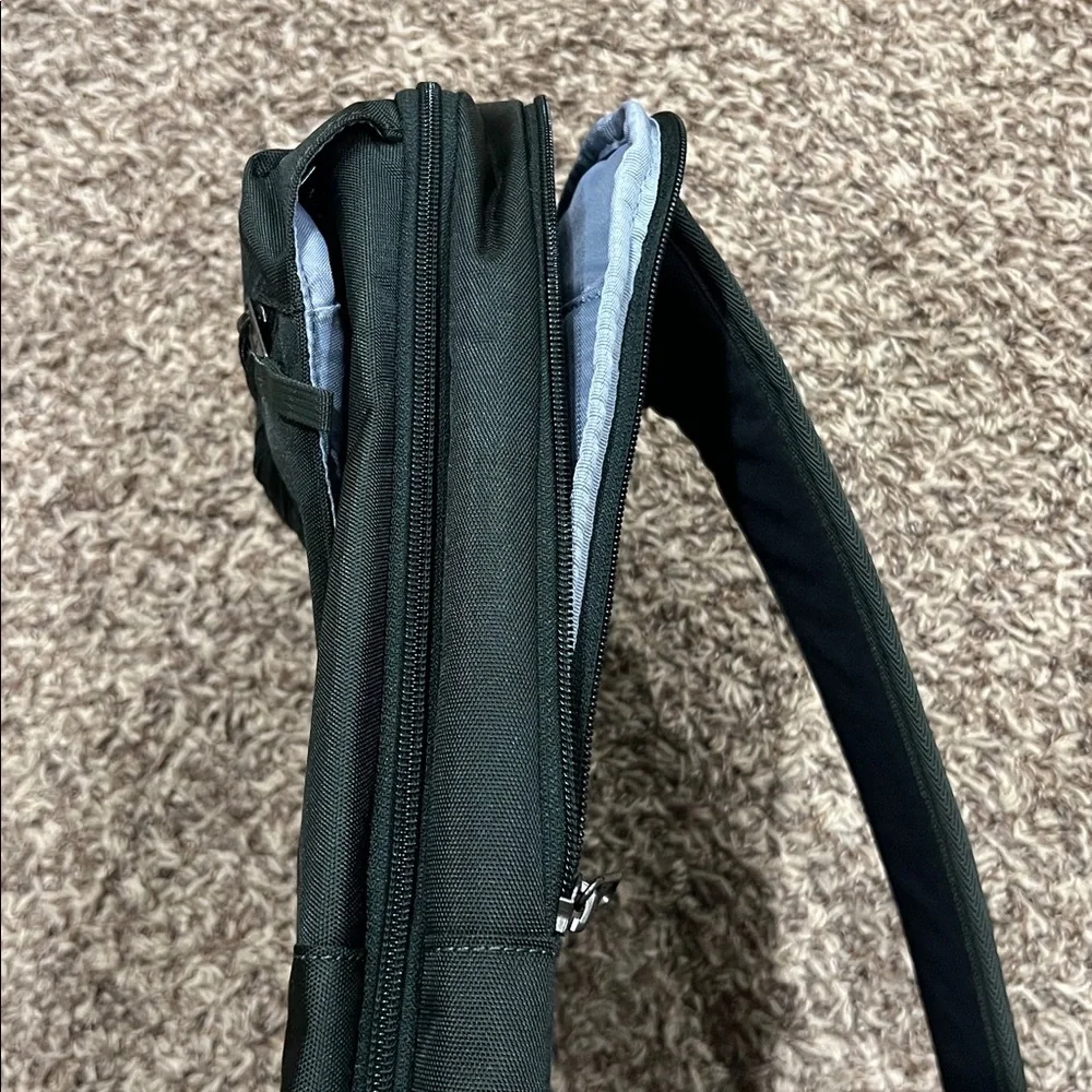 Under Armour Compel sling 2.0 backpack. - Picture 4 of 5